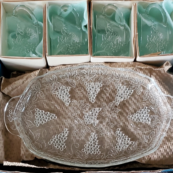 Vntg 8 piece Clear Anchor Hocking 🍇Grapes Cluster Snack Set/4 Plates&4 Cups - Picture 12 of 12